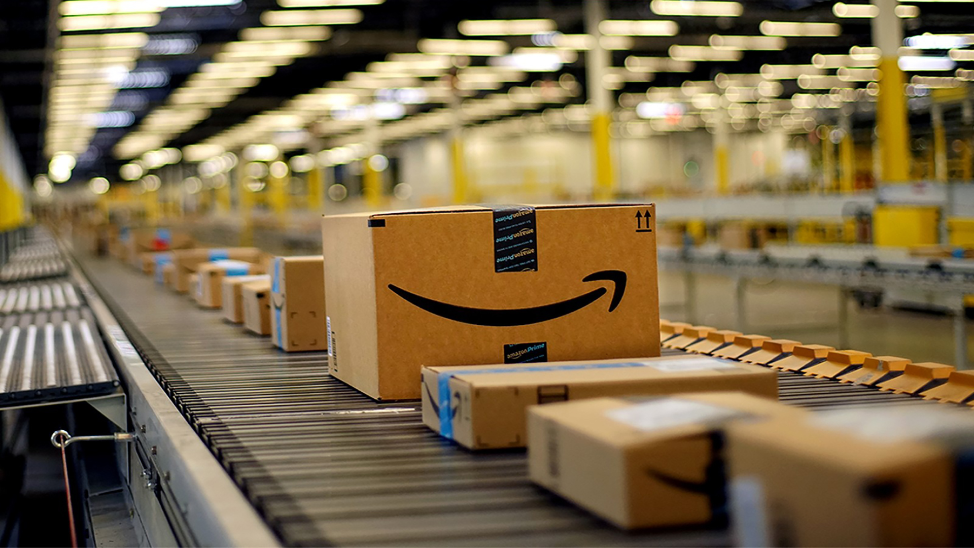 Amazon FBA Paket auf Fördertechnik